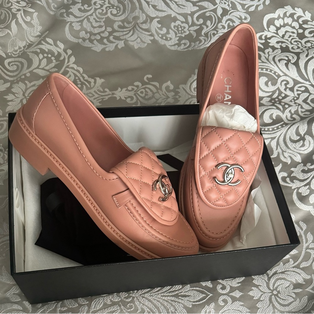CHANEL Pink Leather Turnlock Loafers size 8.5 US (New in box) - Picture 6 of 15